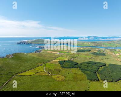 Luftpanorama von Portmagee und Valentia Island in der Grafschaft Kerry Stockfoto