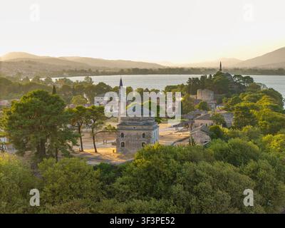 Luftaufnahme der Fethiye-Moschee bei Sonnenuntergang in Ioannina Castle, Griechenland Stockfoto