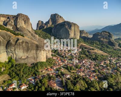 Luftbild des Dorfes Kastraki und der Meteora-Felsen, Griechenland Stockfoto