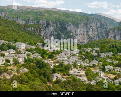 Aus der Vogelperspektive auf das Dorf Monodendri und die Vikos-Schlucht, Epirus, Griechenland Stockfoto