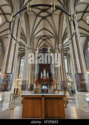 Chorraum der Erfurter Domkirche mit Schuke-Pfeifenorgel und modernem Altar, Dom St. Marien, Thüringen, Deutschland Stockfoto