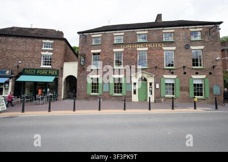 Das historische Tontine Hotel und die Eley's Pork Pies Bäckerei im The Wharfage in Ironbridge, Shropshire, England, UK. Stockfoto