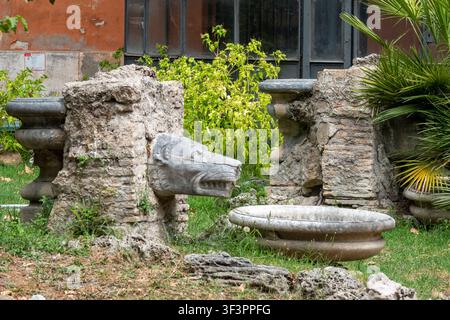 Geschnitzter steinerner Wolfskopf-Brunnen im historischen Hängegarten. Rom, Italien. Stockfoto