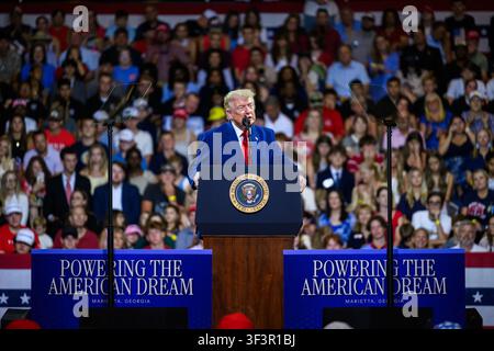 Präsident Donald J. Trump hält eine Rede zu Trump-Konten an der Wheeler High School in Marietta, Georgia, am 22. Juli 2026. Bild mit freundlicher Genehmigung des Weißen Hauses. Stockfoto