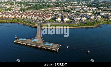 Luftaufnahme eines Uferstegs am Arthur Kill mit der Wohngemeinschaft Harbortown in Perth Amboy, New Jersey Stockfoto