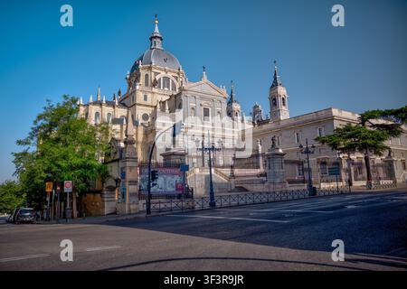 Almudena-Kathedrale, gesehen von der Calle Bailén in Madrid, Spanien. Stockfoto