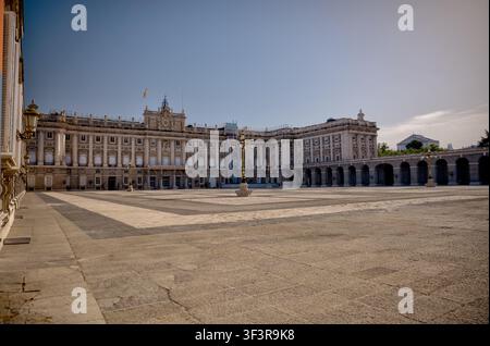 Plaza de la Armería und die Hauptfassade des Königspalastes von Madrid in Madrid, Spanien. Stockfoto
