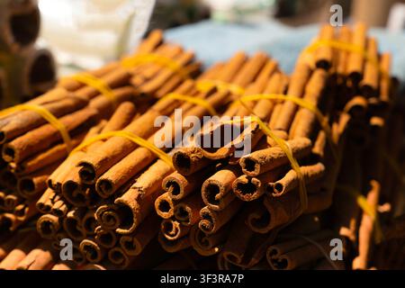 Ansicht von gebundenen Bündeln Zimtstangen auf einem Marktstand Stockfoto