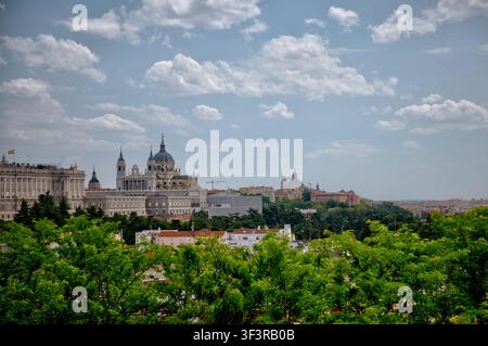 Silhouetteansicht von Madrid einschließlich des Königspalastes und der Almudena-Kathedrale vom Tempel von Debod, Spanien. Stockfoto