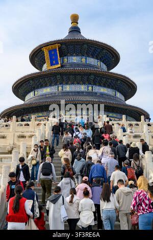 PEKING, CHINA - 27. MÄRZ 2026. Eine große Anzahl von Touristen besucht den alten Himmelstempel Stockfoto