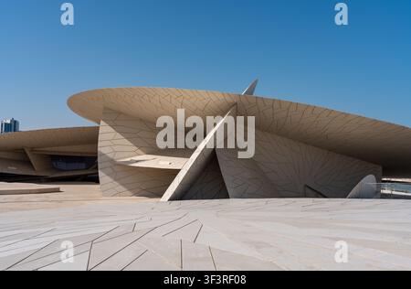 Doha, Katar - 14. Februar 2026: Eine dynamische Außenansicht der von der Wüstenrose inspirierten, weitläufigen, ineinandergreifenden Scheiben des Nationalmuseums von Katar. Stockfoto