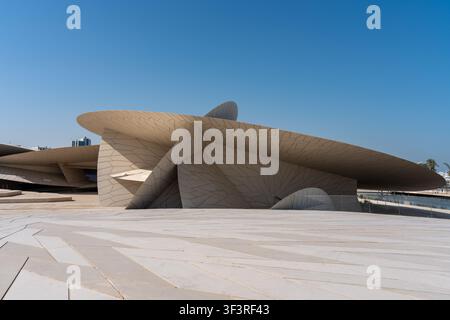 Doha, Katar - 14. Februar 2026: Eine Außenansicht, die die einzigartigen, von der Wüstenrose inspirierten, weitläufigen ineinandergreifenden Scheiben von NMOQ präsentiert. Stockfoto