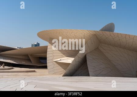 Doha, Katar - 14. Februar 2026: Eine Nahaufnahme der äußeren Ansicht der wüstenrosen-inspirierten ineinandergreifenden Scheiben des Nationalmuseums von Katar. Stockfoto