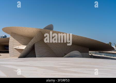 Doha, Katar - 14. Februar 2026: Eine Außenansicht der von der Wüstenrose inspirierten architektonischen Geometrie und der weitläufig ineinandergreifenden Scheiben des NMOQ. Stockfoto
