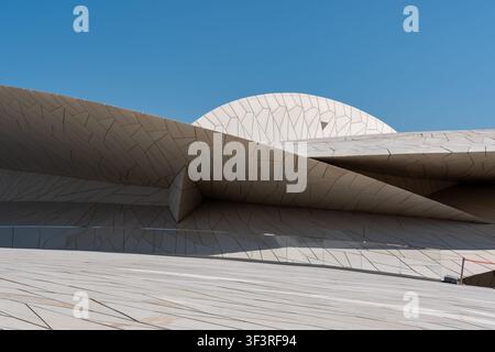 Doha, Katar - 14. Februar 2026: Nahaufnahme der architektonischen Ansicht der ineinandergreifenden Scheibenstruktur und der geometrischen Fassade des Nationalmuseums von Katar. Stockfoto