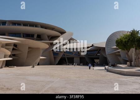 Doha, Katar - 14. Februar 2026: Außenansicht des Freilufthofs des Nationalmuseums von Katar mit spazierenden Besuchern. Stockfoto