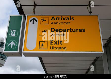 Wegweiser am Flughafen Schiphol, Niederlande, 23.07.2026 Stockfoto