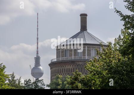 Berlin, 18. Juli 2026: Der Fernsehturm und der Wasserturm, gesehen vom Prenzlauer Berg Stockfoto