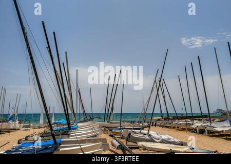 Segelbootmasten im Yachthafen von Sitges, Katalonien, Spanien. Stockfoto