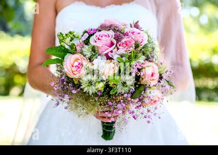 Braut mit Blumen, rosa Rosen, Platz für Text Stockfoto