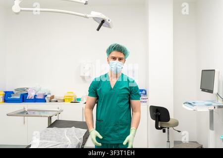 Medizinischer Mitarbeiter trägt persönliche Schutzausrüstung in einer sauberen Krankenhausumgebung Stockfoto