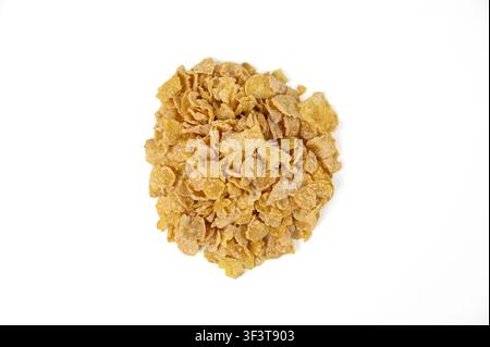 Haufen loser, beliebter, zuckerbeschichteter Cerealienflocken auf weißem Hintergrund Stockfoto