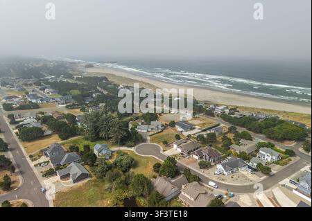 Bandon Oregon Küsten-Immobilien Luftaufnahme bei nebligem Wetter Stockfoto