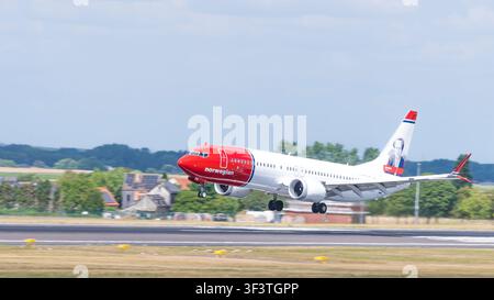 Zaventem, Belgien, 19. Juli 2026: LN-FGI Boeing 737 MAX 8 Norwegian Air Shuttle ASA landet am Flughafen Brüssel-Zaventem in Belgien. Piet Hein Porträt Stockfoto
