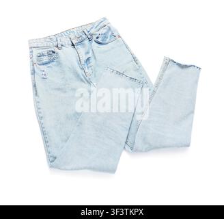 Hellblaue gefaltete Denimjeans mit Used-Details, lässige Modebekleidung, isoliert auf einem sauberen weißen Hintergrund Stockfoto
