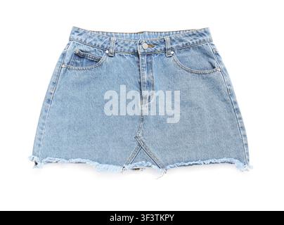 Hellblaue Denim-Miniröcke mit ausgefranstem Saum und Taschen, lässige Modebekleidung für Frauen, isoliert auf weißem Hintergrund Stockfoto