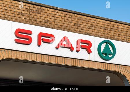 Coylton, Schottland, UK - 29. Januar 2025: Die roten SPAR-Buchstaben und das grüne Tannenbaum-Logo auf der weißen Fassade eines SPAR-Supermarkts, vor Stockfoto