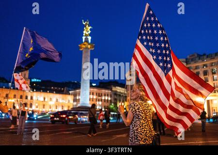 Tbilisi, Georgien. 25. Juli 2026. Demonstranten tragen die Flaggen der USA, der Europäischen Union und Georgiens, während sie den 605. Tag der Anti-Regierungs-Demonstration in Tbilisi, Georgien, am 25. Juli 2026 markieren. (Foto von Moe Zoyari/Sipa USA) Credit: Sipa USA/Alamy Live News Stockfoto