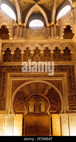 Verschnörkeltes maurisches Interieur mit Hufeisenbögen, geschnitztem Stein und vergoldeten Mustern, das andalusische Lebensstil und islamisches Erbe in Córdoba, Spanien, einfängt Stockfoto