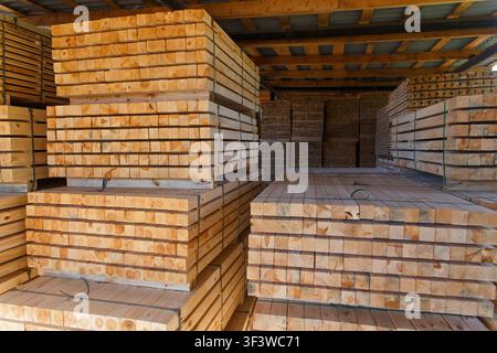 Stapel von Holzbrettern, die Sägewerk, Beplankung. Lager für Sägen Bretter auf ein Sägewerk im Freien. Holz Holz Stapel von Holz- blanks Bau ma Stockfoto