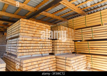 Stapel von Holzbrettern, die Sägewerk, Beplankung. Lager für Sägen Bretter auf ein Sägewerk im Freien. Holz Holz Stapel von Holz- blanks Bau ma Stockfoto