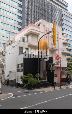 Tokio, Japan – 14. April 2026: Das Miyashita Park Einkaufszentrum mit seinen schicken Läden in Shibuya Stockfoto
