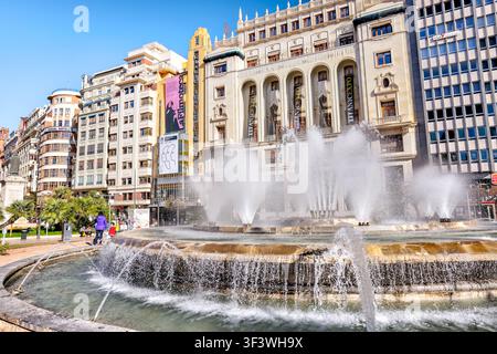 Plaza del Ayuntamiento mit dem Rathaus von Valencia und Brunnen, Valencia, Spanien. Stockfoto