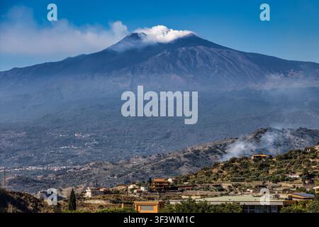 Der Ätna aus Castelmola, Sizilien, gesehen. Ein Panoramablick auf den Vulkan Ätna, der ein UNESCO-Welterbe ist und eine Dampfwolke ausstößt. Stockfoto