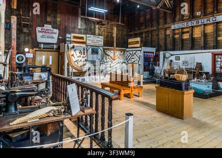 Historische Werkzeuge, Nähmaschinen und ein Schild der Werft Smith & Rhuland Ltd. sind im Fischereimuseum des Atlantiks in der Altstadt von Lunenburg, Nova Scotia, zu sehen. Die 1900 gegründete Werft baute unter anderem die Regatt-Schoner Bluenose sowie zahlreiche andere Fischer- und Handelsschiffe. Lunenburg, Nova Scotia, Kanada Stockfoto