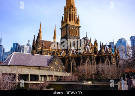 Melbourne, VIC, Australien. 21. Juli 2026. - Ein atemberaubender Blick auf die St. Patricks Kathedrale in Melbourne, Australien, der ihren aufwendigen neogotischen Stil zur Schau stellt Stockfoto