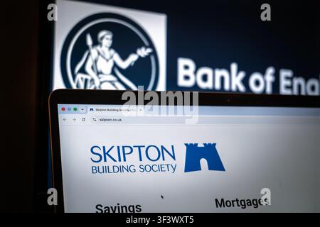 LONDON, UK - 12. JULI 2026: Logo der Skipton Building Society auf ihrer Website. Skipton oder SBS ist eine britische Retail-Bank, eine Bausparkasse. Stockfoto
