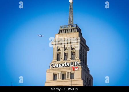 TORONTO, KANADA - 20. DEZEMBER 2016: Canada Life-Schild, das am Firmensitz von Canada Life in Toronto angebracht ist, mit einer kanadischen Flagge an der Fassade, Canada Life Stockfoto