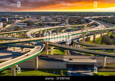 Stauverkehr auf mehrspuriger Autobahn in Orlando, Florida. Schneller Rhythmus des Stadtlebens. Stockfoto