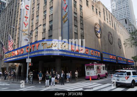 Der Eingang zur Radio City Music Hall und Fußgänger davor am 23. Juli 2026. Stockfoto
