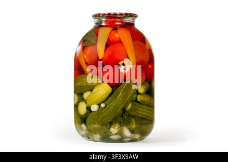Ein Glas mit eingelegten Gurken und Tomaten. Eingemachte natürliche Gemüse in einem Gläser. Stockfoto