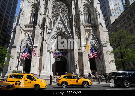 Die Fassade der St. Patrick's Cathedral an der Fifth Avenue, New York City mit Taxis davor. Stockfoto