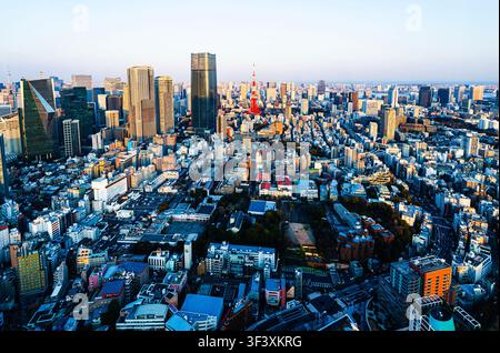Tages- und Nachtsichten der Tokyoter Skyline und des Tokyo Tower, fotografiert vom Sky Deck des Roppongi Hills Mori Tower in Tokio, Japan. Stockfoto
