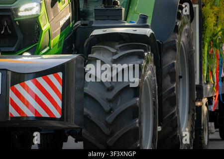 Valmiera, Lettland - 24. Juli 2026: Traktor führt Ernteparade an Stockfoto