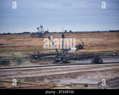 Riesiger Eimerrad-Bagger im Einsatz im Tagebau Hambach: Europas größter Tagebau, Deutschland Stockfoto