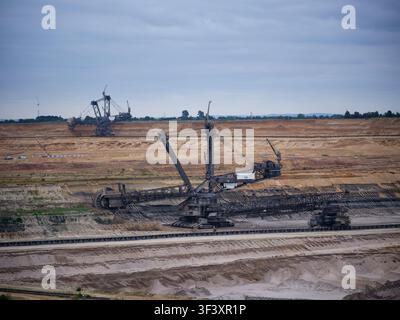 Riesiger Eimerrad-Bagger im Einsatz im Tagebau Hambach: Europas größter Tagebau, Deutschland Stockfoto
